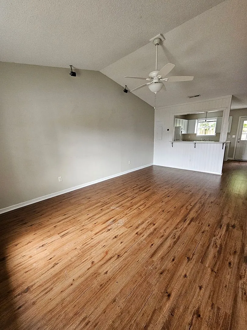 Building Photo - 109 Creekview Dr