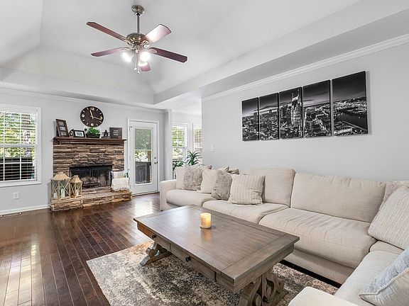 3rd image of 340 Chalet Cir