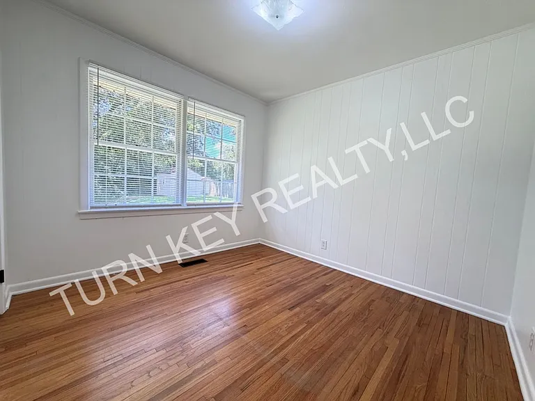 1708 Rogina St — Photo 9