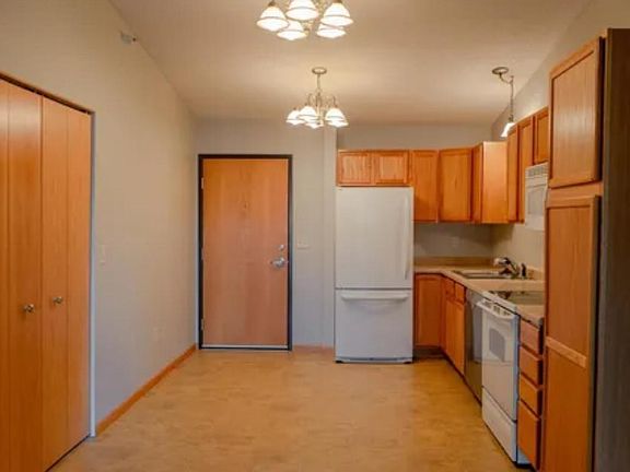 3rd image of 1590 Parkwood Dr APT 317