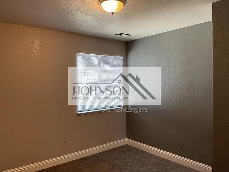 218 W Alameda St — Photo 5