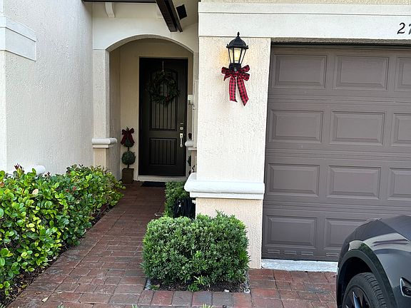 3rd image of 4210 N Dixie Hwy Unit 27