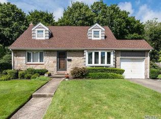112 Woodoak Dr, Westbury, NY 11590