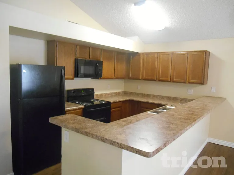 1706 N Comanche Dr — Photo 4