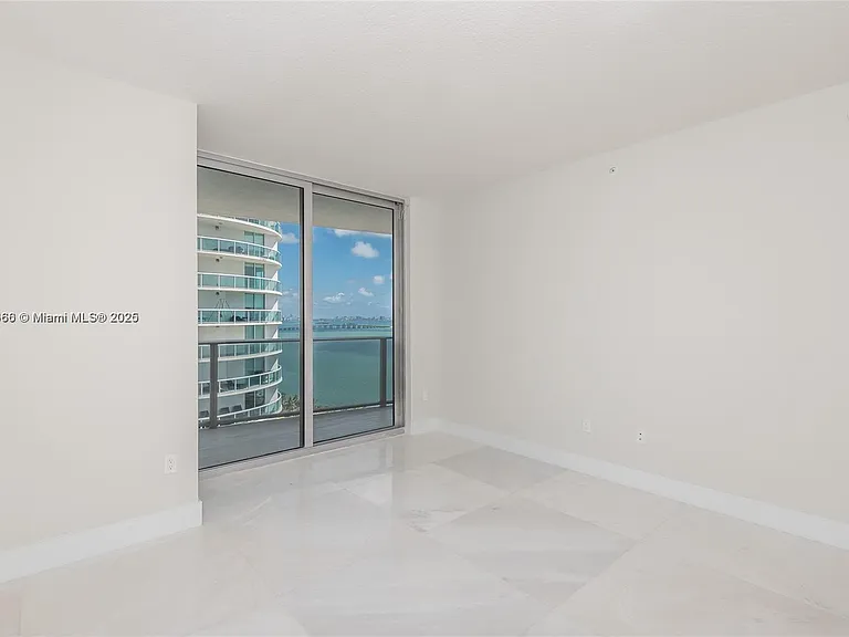 488 NE 18th St #1815 — Photo 5
