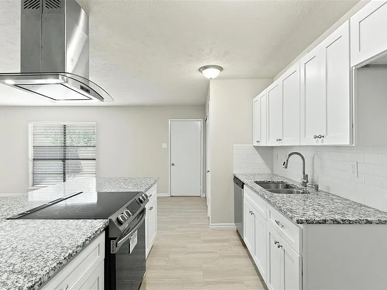 537 Hanover Dr — Photo 14