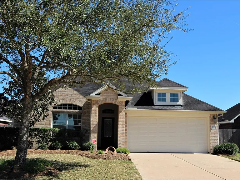 2409 Avalon Trace Ln — Photo 1