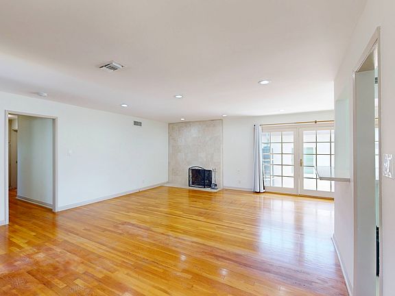 3rd image of 23238 Vanowen St