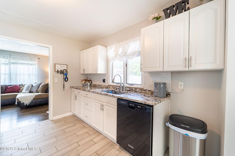4th image of 32 Acorn Avenue