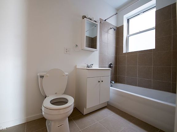 7240 S Yates Apartments Chicago Bathroom_1