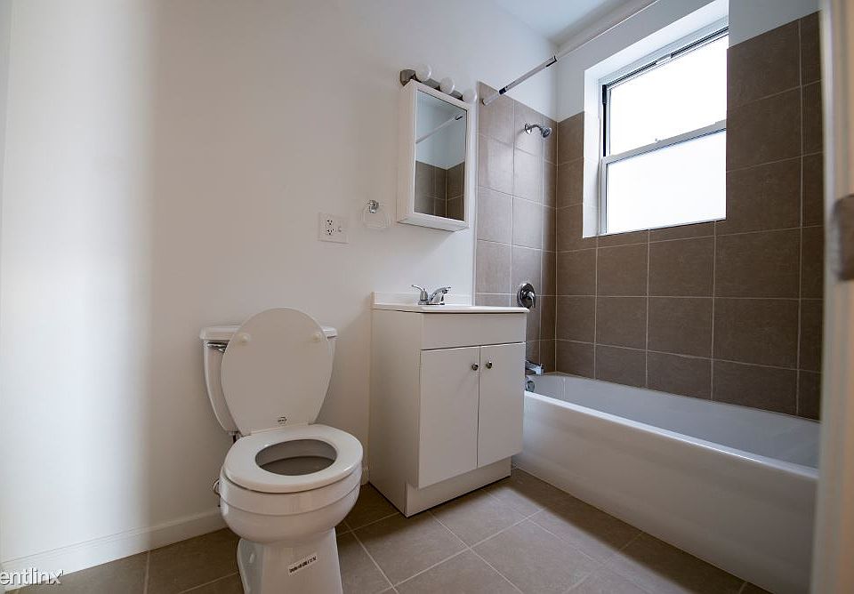 7240 S Yates Apartments Chicago Bathroom_1