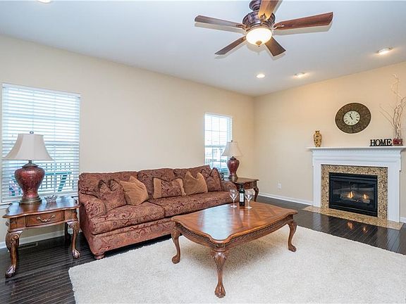 5th image of 18 Airmont Dr