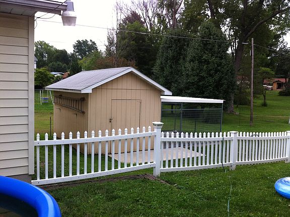 Shed w/Dog Pen