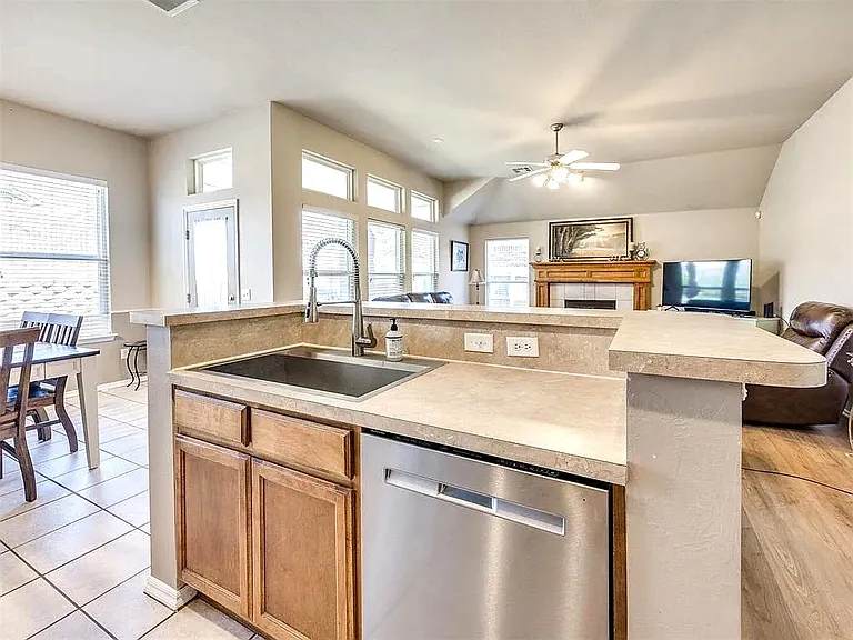 516 Woodsong Dr — Photo 9
