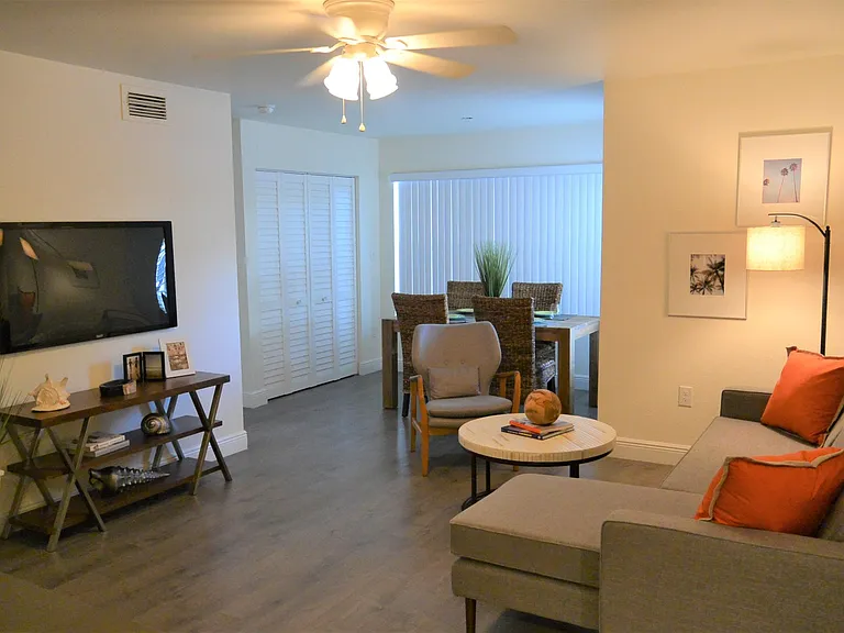 Innovo Living on Sunrise — Photo 7