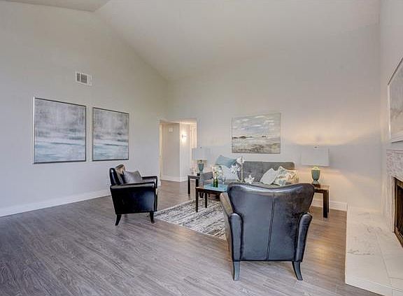 5th image of 1503 Rockdale Cir #B