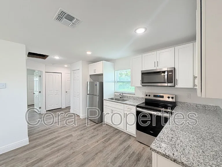 403 E Pearl St — Photo 4