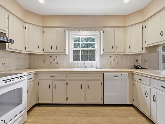 5th image of 745 Backhus Estate Rd