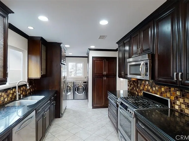 239 Albert Pl — Photo 4