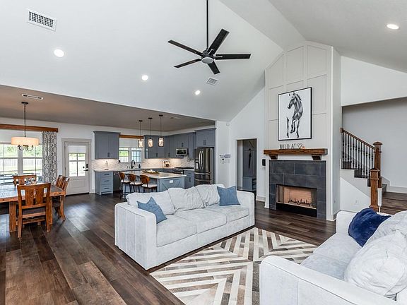 5th image of 670 Dayna Ln