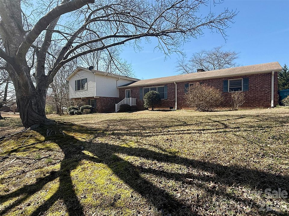 1st image of 607 Edgewater Dr