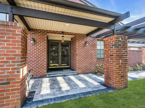 304 Aerie Court, Manhasset, NY 11030