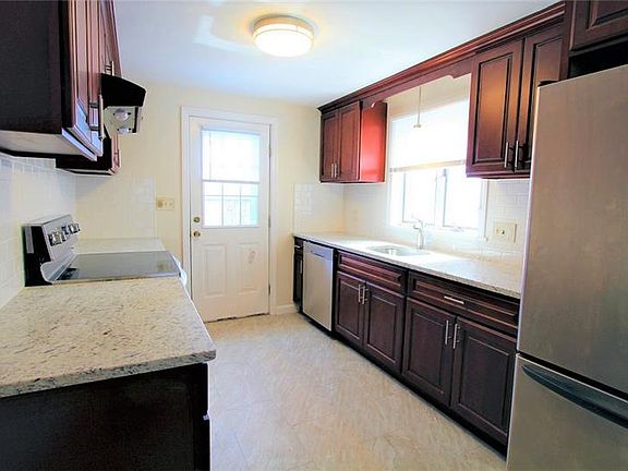 2nd image of 27 Fallon Ct #27