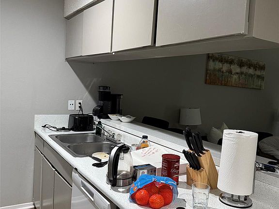 4th image of 101 E 33rd St #203