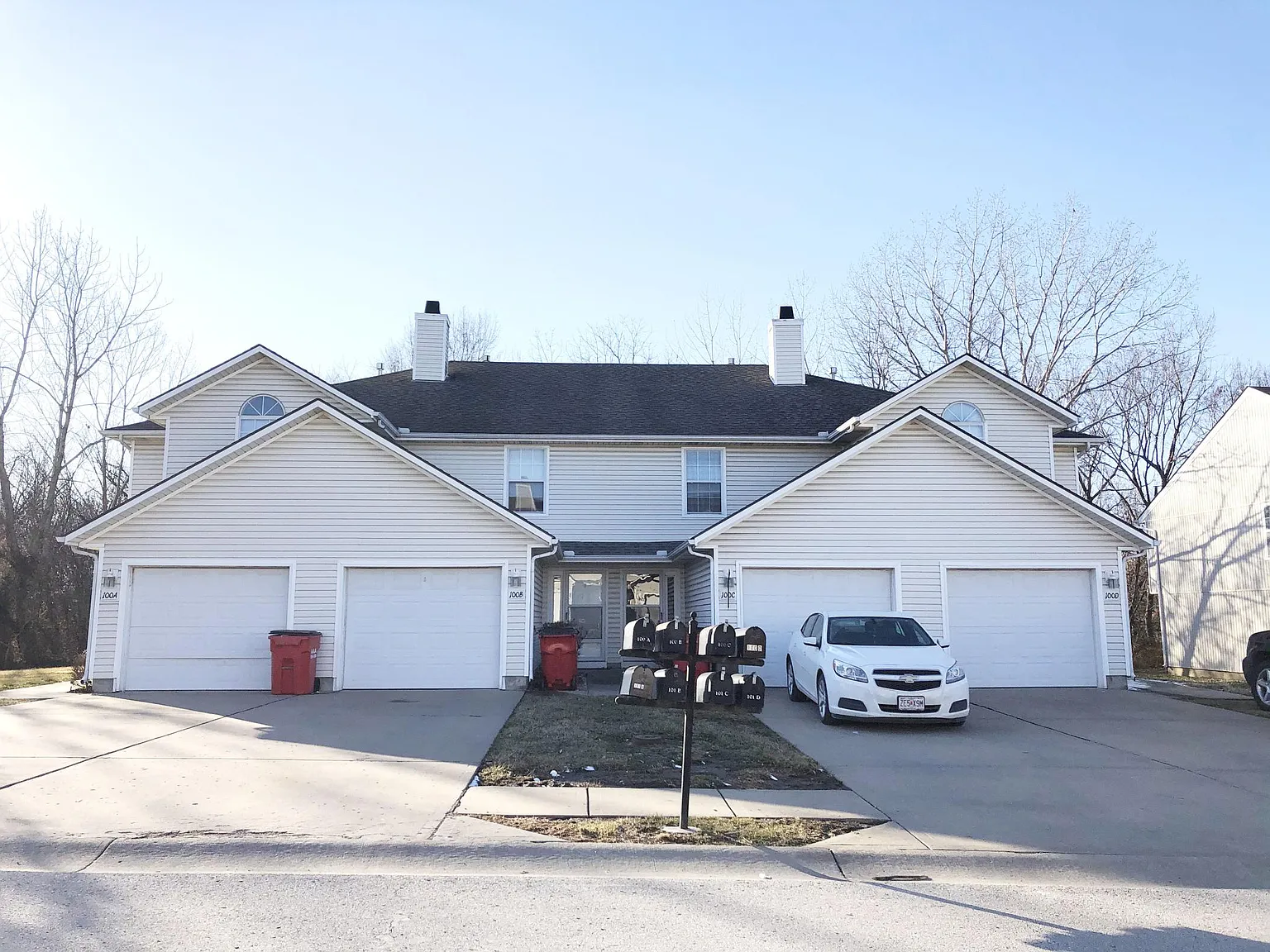2 bed, 2.5 bath, 1300 sqft, $1,295 — Photo 2