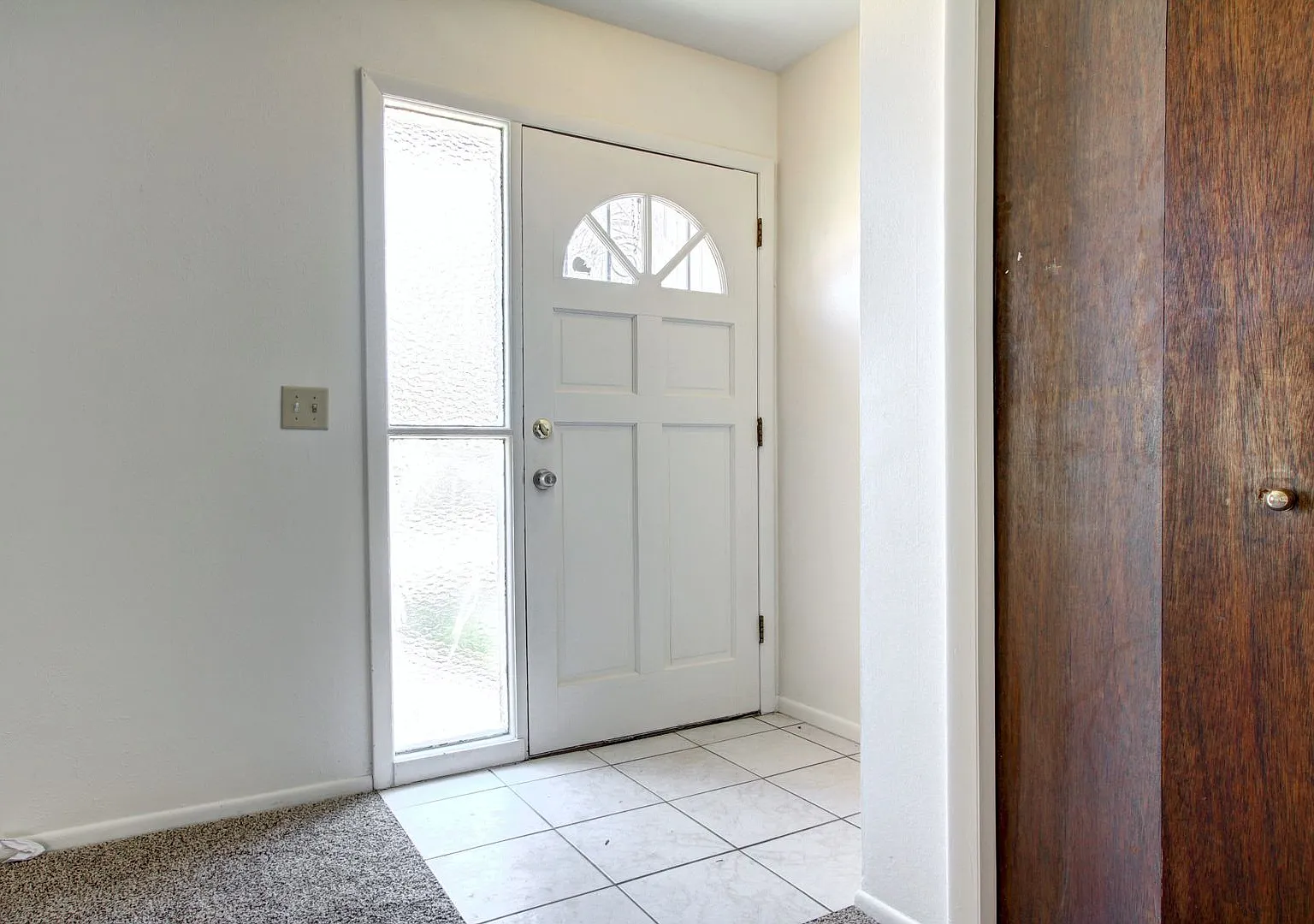 Location Location, Split level with private yard large garage in Englewood. — Photo 2