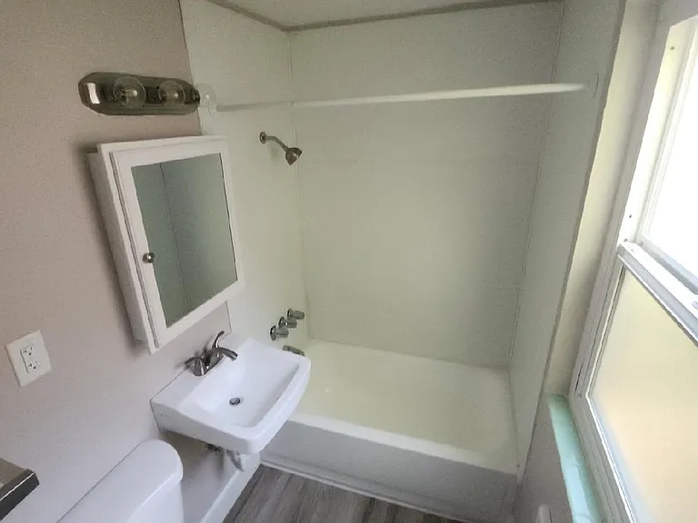 400 E Union St #7 — Photo 1