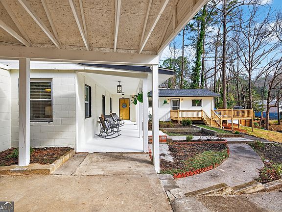 4th image of 2439 Lakeshore Dr NE