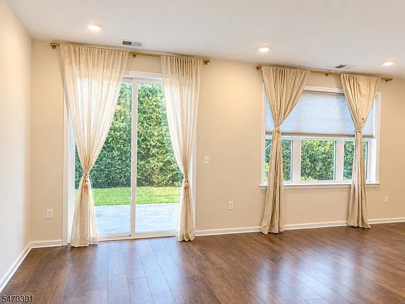 3 bed, 3.0 bath, 2042 sqft, $4,200 — Photo 3