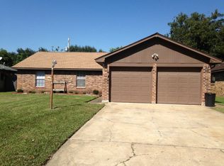 701 N Plantation Dr, Angleton, TX 77515