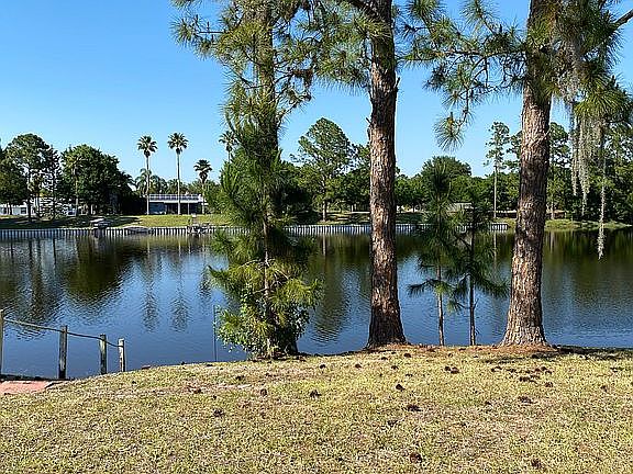 4th image of 832 Lake Betty Dr