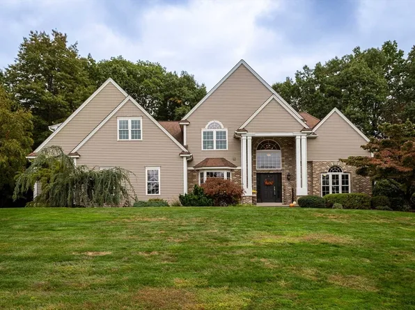 89 Pine Grove Cir, East Longmeadow, MA 01028