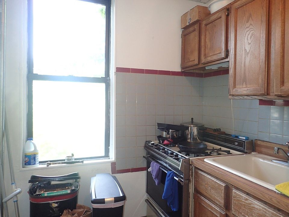 1st image of 687 Sackett St #2