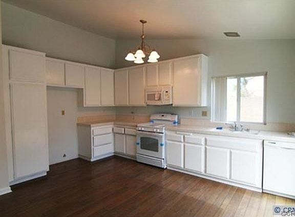 KITCHEN LOTS OF CABINET SPACE