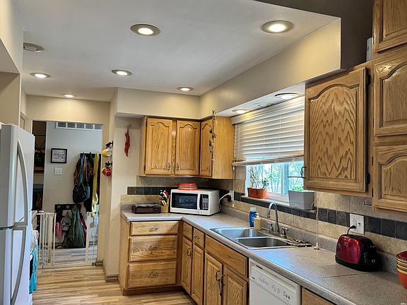5th image of 708 Julie Ct