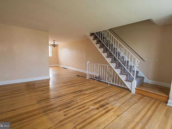 2nd image of 715 W Oakwood Dr
