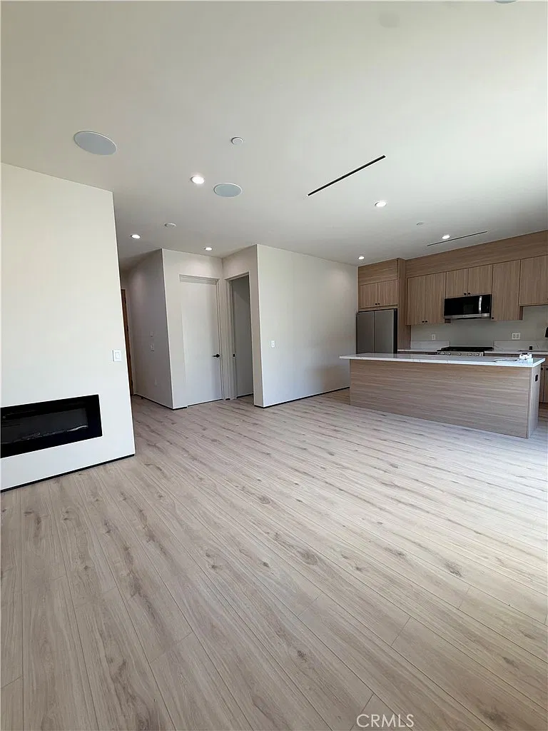 3 bed, 1350 sqft, $6,250 — Photo 4