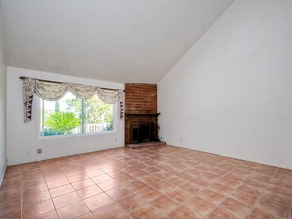 4th image of 479 Borden Cir
