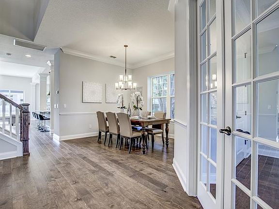 5th image of 924 Essex Pl