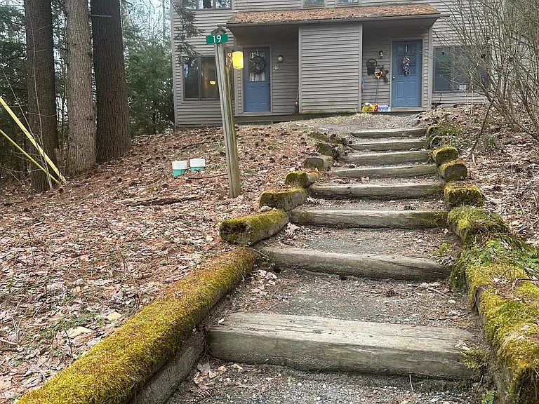 19 Edgewood Ln — Photo 2