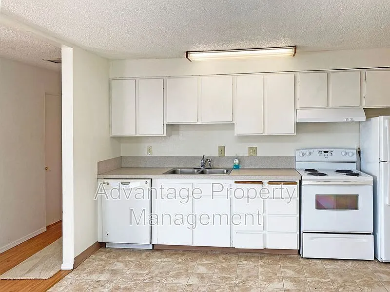 5 bed, 1.5 bath, 1300 sqft, $2,000 — Photo 3