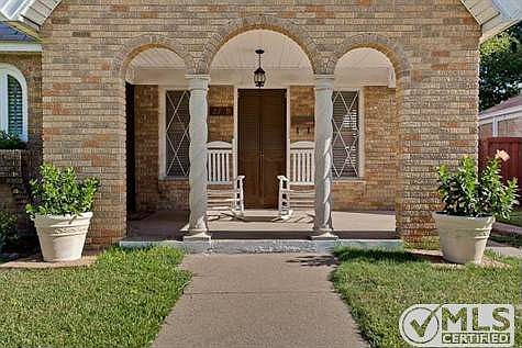 3rd image of 2749 Ivandell Ave
