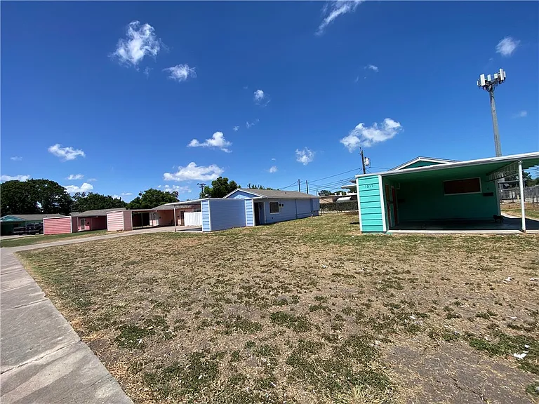 1525 Lazy Ln — Photo 1