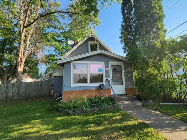 2017 4th St E, Saint Paul, MN 55119