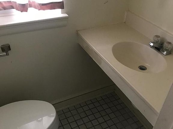 5th image of 5005 Lincoln Ave