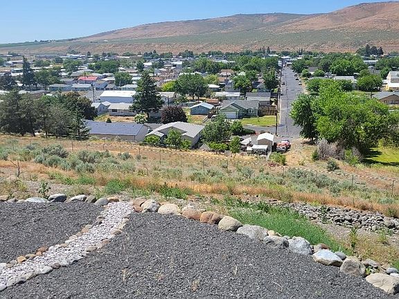 4th image of 605 SE Hilltop Drive